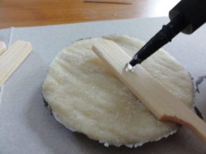 Faultier-aus-Salzteig-bastelanleitung-Befestigung-an-Spieß